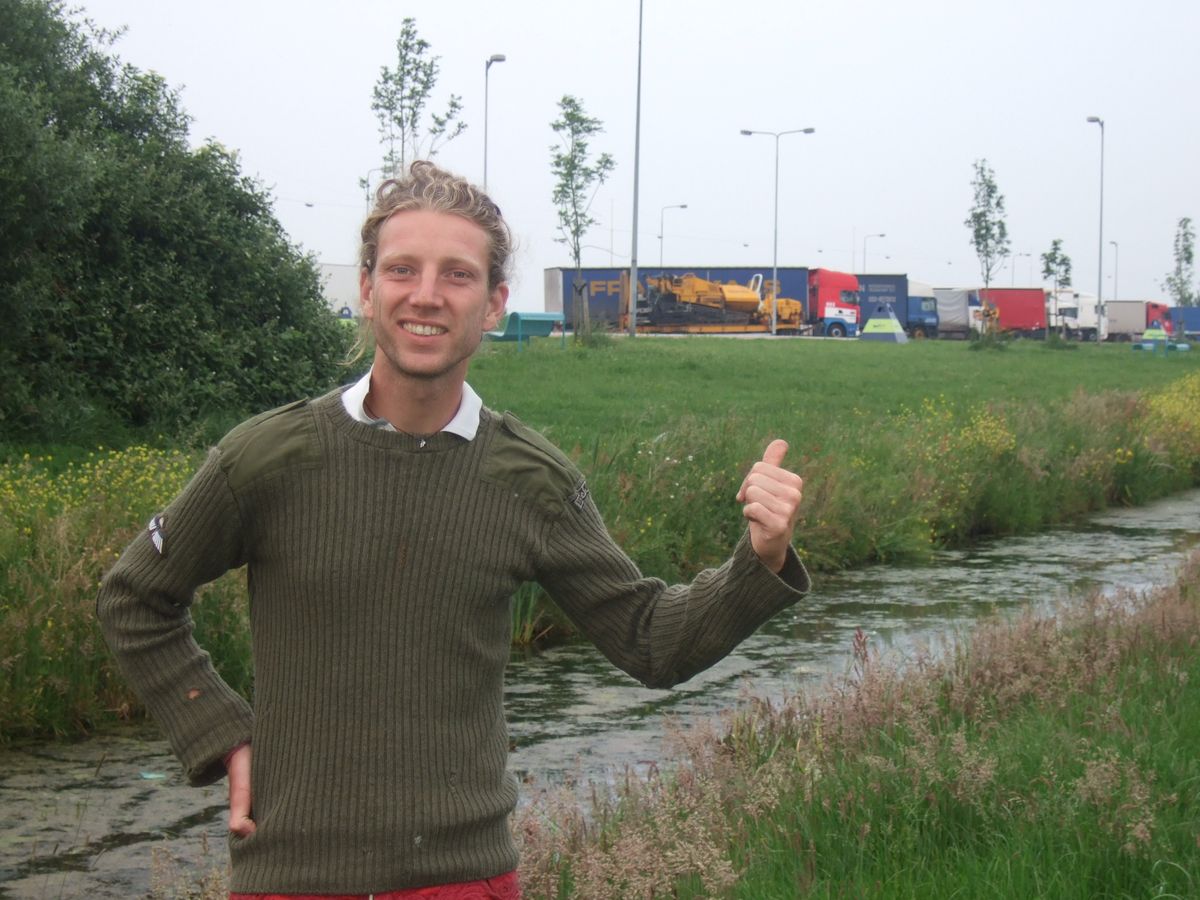 There are many creeks in the Netherlands and they can make it hard to get to petrol stations on the motorway