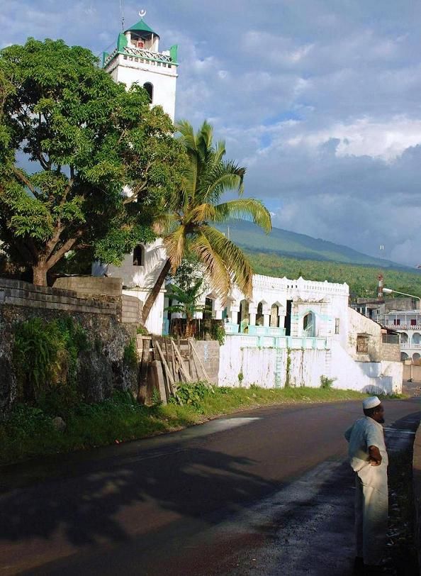 Mosque and street near Moroni