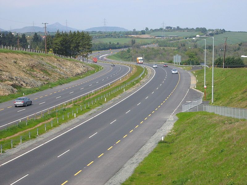 Ireland: dashed yellow lines demarcate hard shoulders on non-motorways as can be seen along this dual carriageway on the N11, south of Newtownmountkennedy.